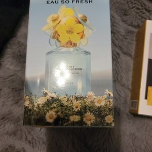 Marc Jacobs Daisy Eau So Fresh Body Oil - Yellow Floral Cap